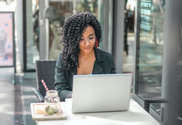 mulher negra digitando em um notebook