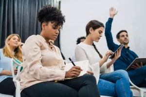 pessoas participando de palestra de vendas