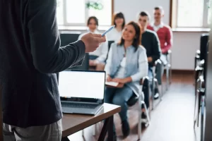 pessoas com um palestrante em sala