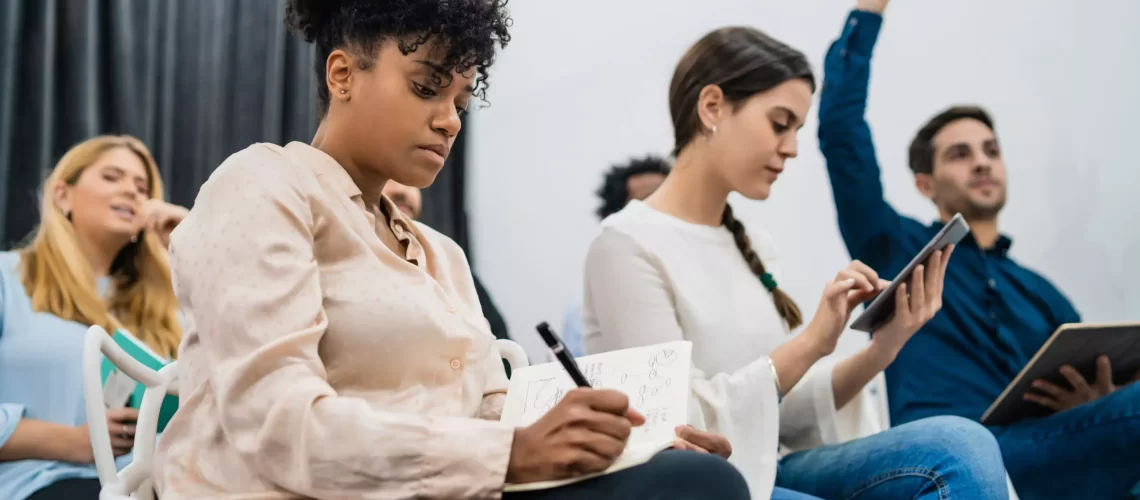 pessoas participando de palestra de vendas